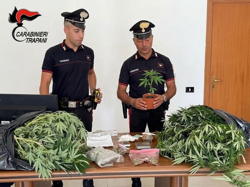 Carabinieri con piante e materiale sequestrato, foto della fonte