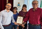 Il Sindaco Giovanni Lentini premia il castelvetranese Diego Lonardo, arbitro in serie A