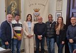 Alcamo, il comune ha due nuovi operatori del verde. Firmano i vincitori del concorso