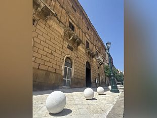 sambuca-di-sicilia-completata-linstallazione-delle-sfere-in-perlato-di-sicilia-lungo-il-corso-umberto-i