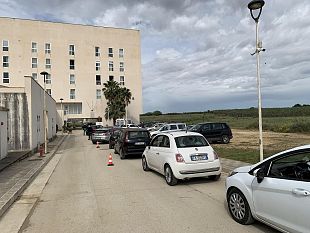 una-mamma-denuncia-8ore-di-fila-in-auto-a-digiuno-per-vaccinare-mia-figlia