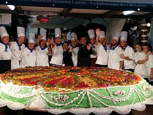 a-blue-sea-land-il-record-della-cassata-piu-grande-del-mondo