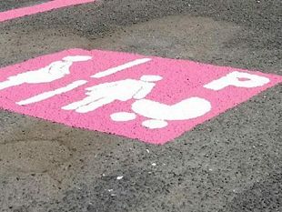 mazara-pochissimi-parcheggi-rosa-in-citta-giovani-e-future-mamme-sollevano-una-questione-di-civilta