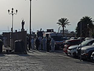 video-larrivo-del-migrante-della-nave-azzurra-al-porto-di-trapani