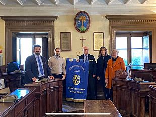 la-bandiera-del-rotary-oggi-sventola-da-palazzo-pignatelli