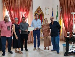 campobello-il-sindaco-castiglione-consegna-una-pergamena-al-dott-cali