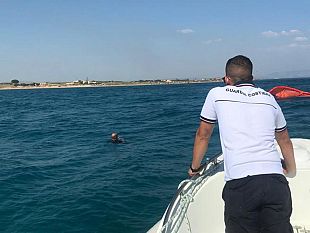 mazara-tratto-in-salvo-dalla-guardia-costiera-un-kite-surfista-nella-zona-di-capo-granitola