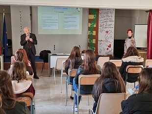 al-liceo-delle-scienze-umane-il-sindaco-alfano-parla-di-cittadinanza-attiva