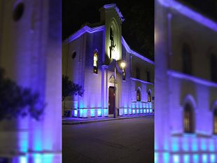 trapani-si-illumina-di-blu-per-ricordare-le-vittime-civili-di-guerra