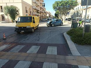 trapani-incidente-in-via-fardella-tra-bus-e-auto