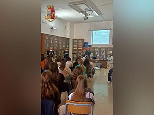 marsala/marsala-i-poliziotti-del-commissariato-di-polizia-lilibetano-incontrano-gli-studenti