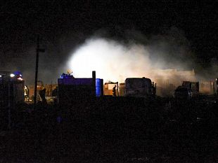 fiamme-nella-notte-a-campobello-distrutto-il-campo-di-erbe-bianche