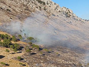 custonaci-15-sganci-e-12000-litri-dacqua-per-domare-un-incendio