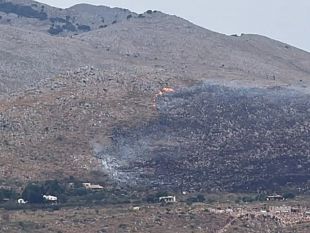 castellammare-incendio-in-contrada-visicari-fiamme-domate-anche-con-lintervento-di-canadair