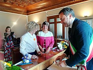 favignana-celebrata-dal-sindaco-la-prima-unione-civile-tra-donne