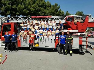 piccoli-calciatori-in-visita-al-comando-dei-vigili-del-fuoco-di-trapani