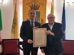 mazara-conferita-in-comune-una-pergamena-celebrativa-al-giornalista-e-scrittore-salvatore-giacalone