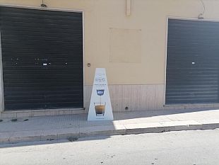 mazara-colla-nelle-serrature-di-un-negozio-atto-vandalico-o-intimidazione
