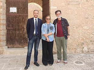 alcamo-giusina-in-cucina-on-the-road-al-castello-dei-conti-di-modica-per-le-riprese-della-sua-trasmissione