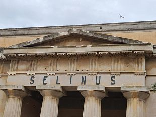 danni-al-frontone-del-teatro-selinusla-consigliera-abrignani-chiede-spiegazioni