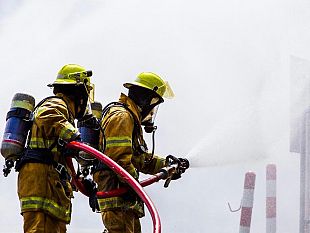mazara/castelvetrano-incendio-allinterno-di-un-accampamento-di-migranti