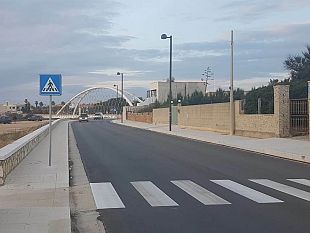 sp38-mazara-torretta-lavori-quasi-finiti-posa-strisce-pedonali-ma-quei-cartelli-al-centro-del-marciapiedi-qualcuno-ha-pensato-ai-disabili