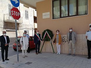 marsala-festa-della-repubblica-lamministrazione-di-girolamo-ha-desposto-una-corona-dalloro-in-memoria-dellon-francesco-de-vita