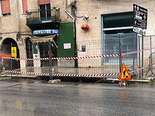 2castelvetrano-una-voragine-si-apre-nel-viale-roma
