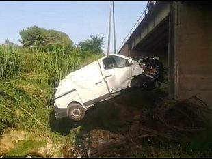 volano-dal-viadotto-e-finiscono-nel-modione-salvi-i-due-a-bordo-del-mezzo