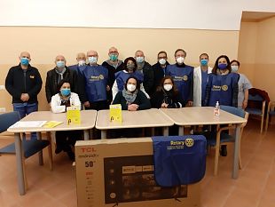 il-rotary-club-castelvetrano-dona-un-tv-color-alla-rsa