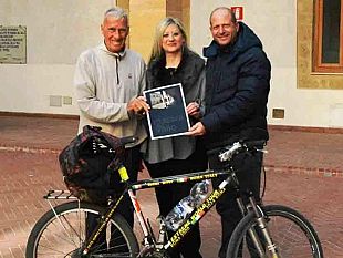 mazara-approda-in-citta-il-giro-del-mondo-in-bicicletta-di-janus-river