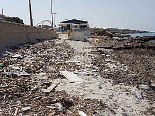 video-la-spiaggia-di-san-vito-si-trova-in-citta-oppure-no-degrado-e-incivilta