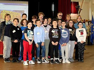 gli-alunni-del-ii-circolo-didattico-ruggero-settimo-incontrano-lattore-fabrizio-ferracane