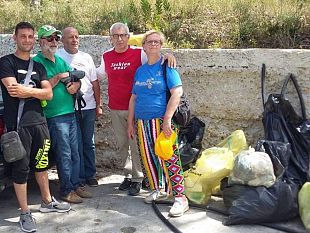 spiagge-e-fondali-pulite-legambiente-ed-i-volontari-hanno-pulito-le-spiagge-di-marinella-e-triscina