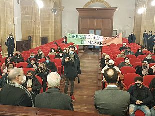 video-il-prefetto-di-trapani-in-visita-ai-familiari-dei-pescatori-sequestrati-a-bengasi