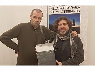 video-il-disegnatore-internazionale-armin-greder-ospite-della-mostra-internazionale-della-fotografia-marenostrum