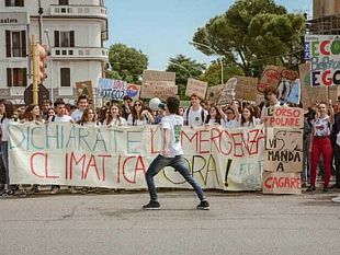 il-sindaco-risponde-parla-ma-non-dichiara-a-seguita-della-richiesta-di-dichiarazione-dellemergenza-climatica-ed-ecologica-il-sindaco-di-alcamo-risponde-fridaysforfuture-apprezza-la-chiara-presa-d