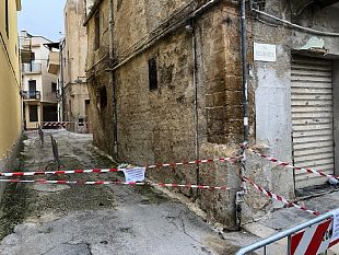 rischio-crollo-per-un-edificio-a-castelvetrano-chiuso-laccesso-ad-un-cortile-disagi-per-le-dieci-famiglie-che-vi-risiedono-2