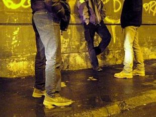 una-punta-di-sal-i-giovani-con-il-coltello-in-tasca