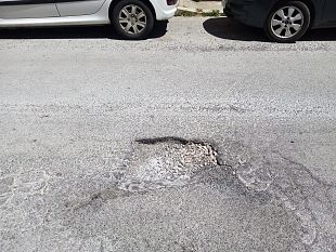 trapani-pericolosa-buca-in-via-dellassunta-con-asfalto-sconnesso