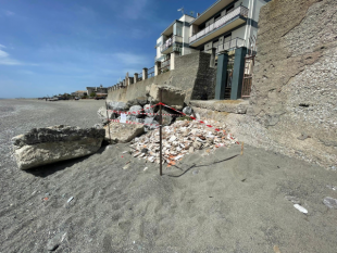 messina-illecito-smaltimento-di-rifiuti-da-demolizione-in-spiaggia-denunciati-gli-autori-dalla-polizia-municipale