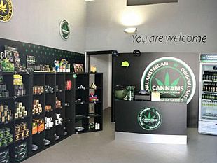apre-a-mazara-il-cannabis-store-amsterdam