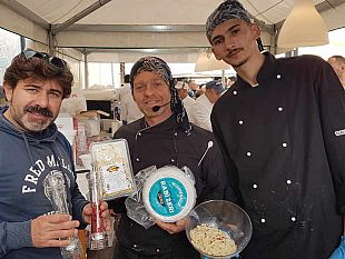video-santa-ninfa-sagra-della-pecora-busiate-cacio-e-pepe-con-il-cuoco-filingeri-e-prodotti-sicilformaggi