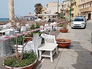 piazza-lignea-di-marinella-sempre-piu-ammalorata-chiusa-al-pubblico-dalla-polizia-municipale