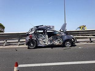 carini-tir-travolge-auto-sulla-29-tre-feriti