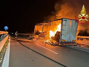 tir-in-fiamme-sullautostrada-palermo-catania-corsia-chiusa-per-diverse-ore