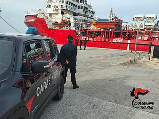 trapani/trapani-arma-presente-allarrivo-dei-114-stranieri-presso-il-porto-di-trapani