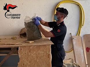 mazara/mazara-del-vallo-5-kg-di-marijuana-in-casa-arrestato-55enne-per-spaccio
