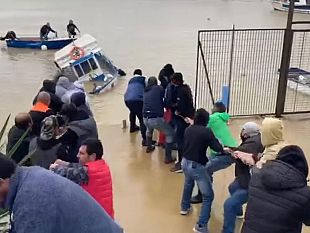 il-recupero-della-barca-affondata-nel-porto-di-marinella