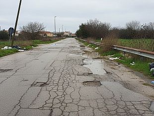 marsala-dimentica-le-contrade-tra-asfalto-in-frantumi-acqua-che-scorre-e-pista-ciclabile-del-degrado